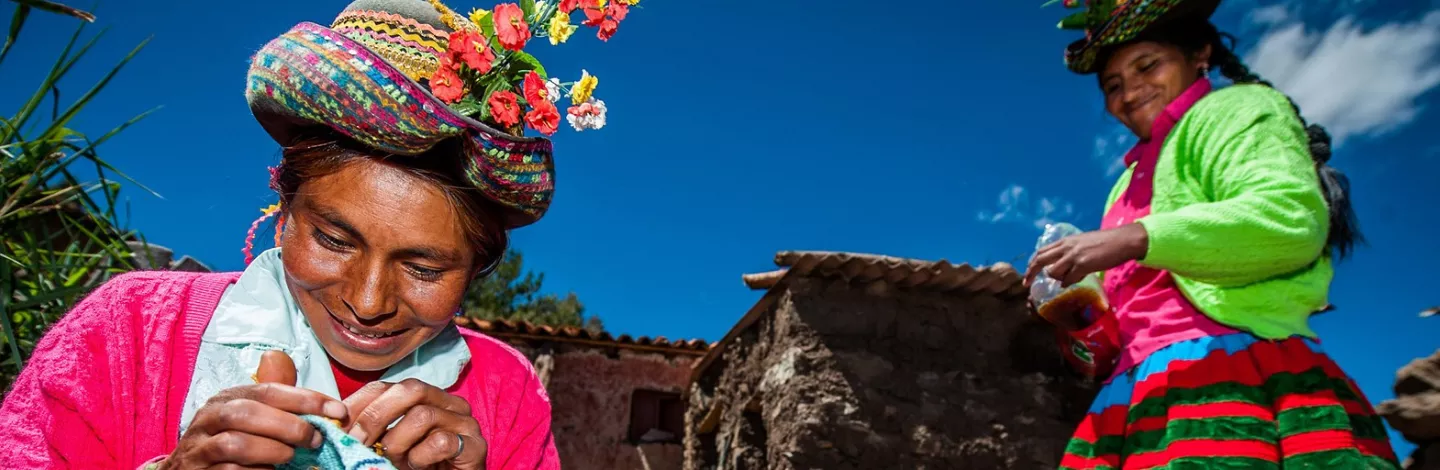 Mujeres bordando. Foto: Wim Opmeer, Concurso de Fotografía CGAP 2013.